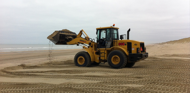 De grote shovel van Schoorl met een bak zand op het strand